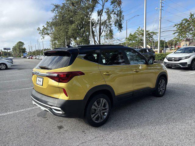 Photo of 2023 Starbright Yellow/Black Roof Kia Seltos
