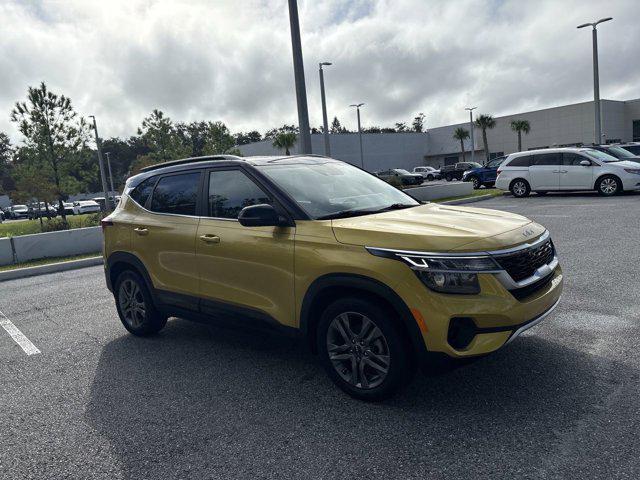 Photo of 2023 Starbright Yellow/Black Roof Kia Seltos