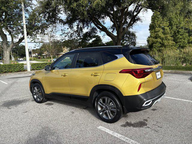 Photo of 2023 Starbright Yellow/Black Roof Kia Seltos