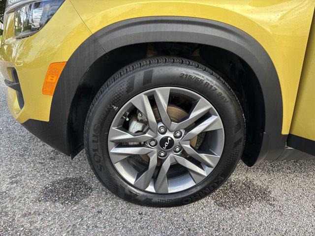 Photo of 2023 Starbright Yellow/Black Roof Kia Seltos