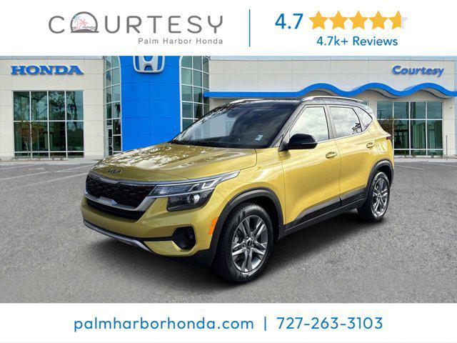 Photo of 2023 Starbright Yellow/Black Roof Kia Seltos
