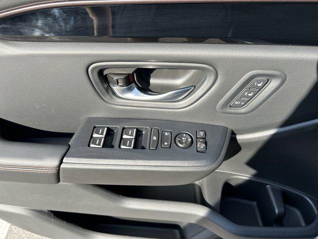 Photo of 2025 Lunar Silver Metallic Honda Pilot