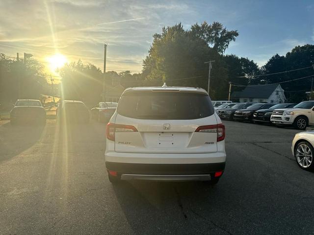 Photo of 2019 White Diamond Pearl Honda Pilot