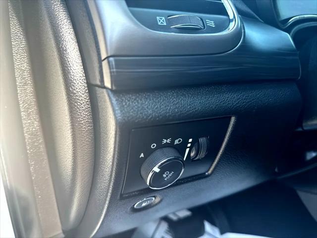 Photo of 2019 Bright White Clearcoat Jeep Grand Cherokee