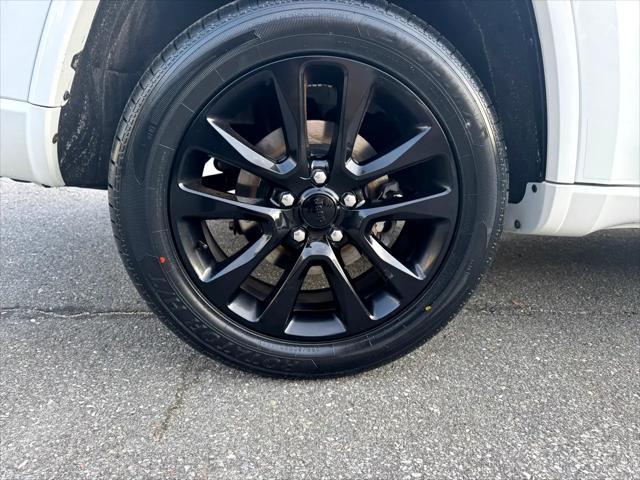 Photo of 2019 Bright White Clearcoat Jeep Grand Cherokee