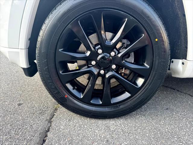 Photo of 2019 Bright White Clearcoat Jeep Grand Cherokee