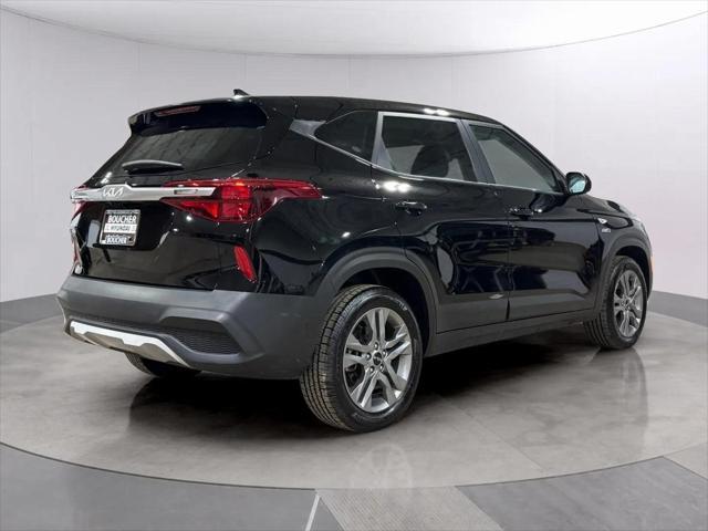 Photo of 2022 Cherry Black Kia Seltos