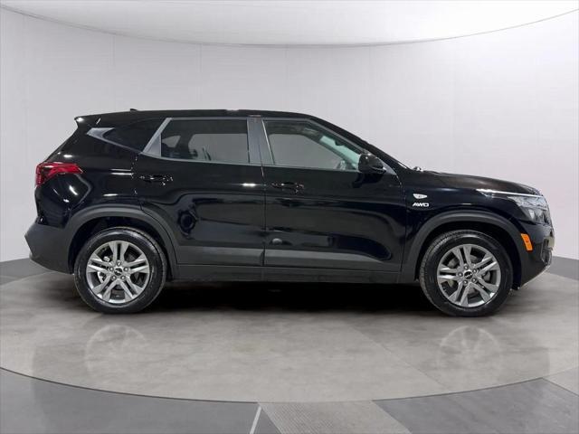 Photo of 2022 Cherry Black Kia Seltos