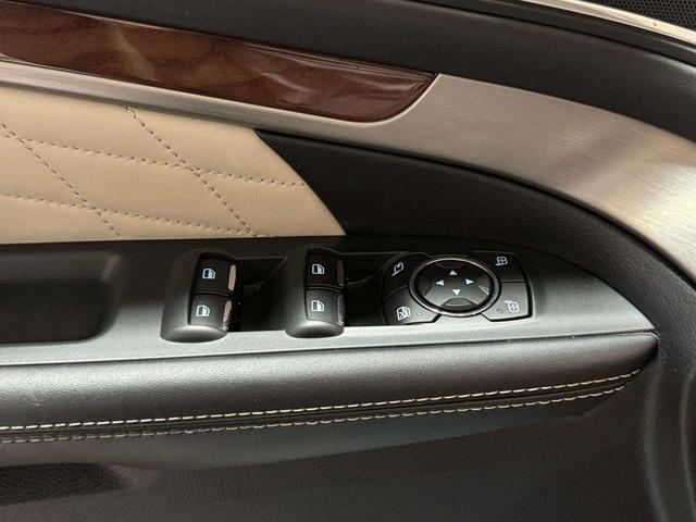 Photo of 2019 White Platinum Ford Explorer