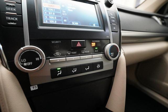 Photo of 2012 Super White Toyota Camry
