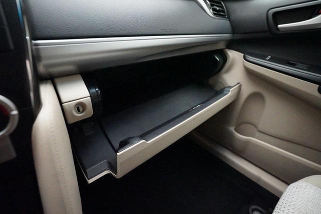 Photo of 2012 Super White Toyota Camry