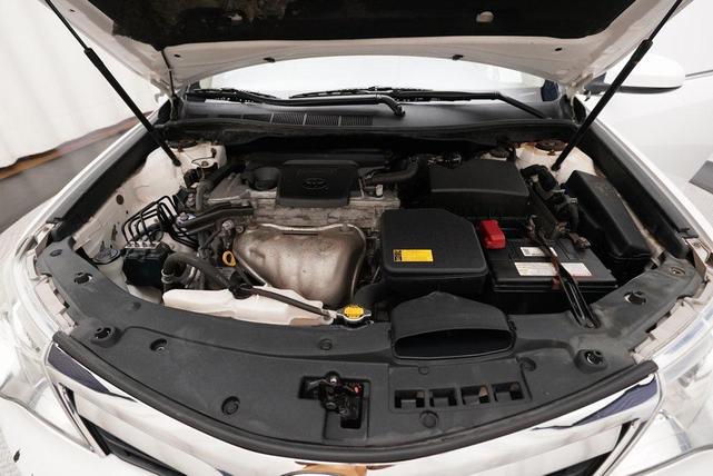 Photo of 2012 Super White Toyota Camry
