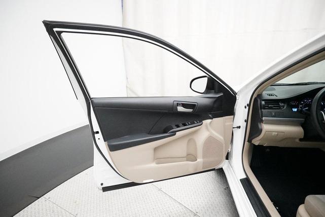 Photo of 2012 Super White Toyota Camry