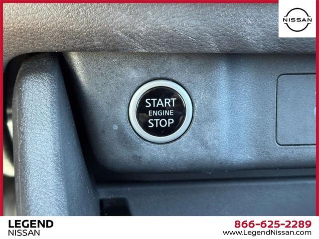 Photo of 2023 Glacier White Nissan Rogue
