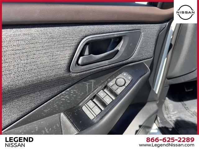 Photo of 2023 Glacier White Nissan Rogue