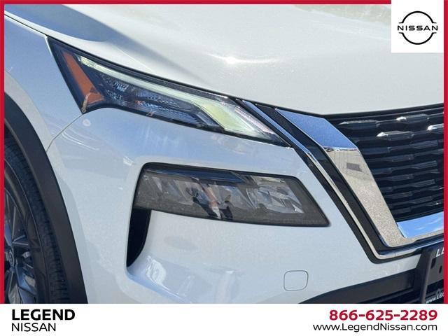 Photo of 2023 Glacier White Nissan Rogue