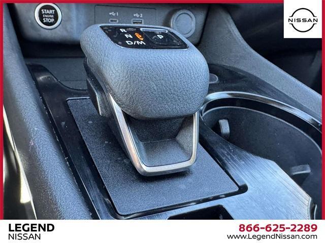 Photo of 2023 Glacier White Nissan Rogue