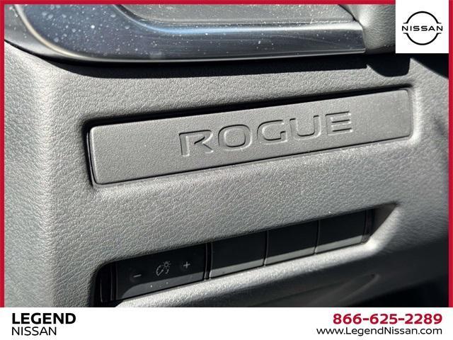 Photo of 2023 Glacier White Nissan Rogue