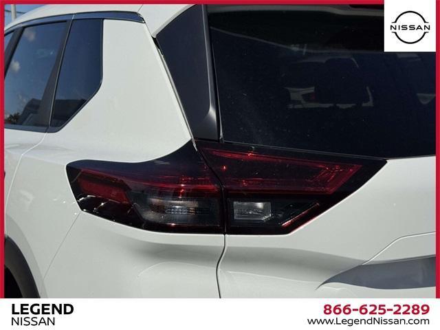 Photo of 2023 Glacier White Nissan Rogue