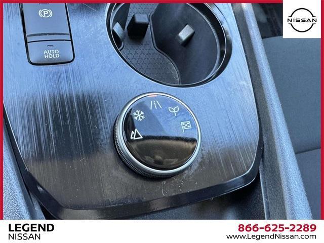 Photo of 2023 Glacier White Nissan Rogue