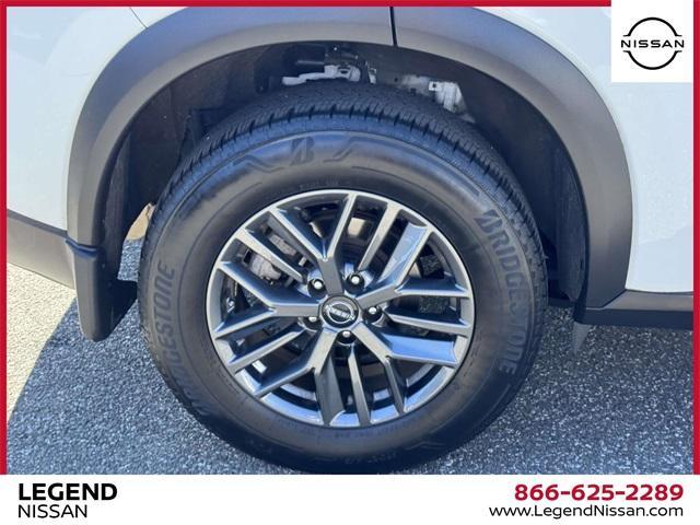 Photo of 2023 Glacier White Nissan Rogue