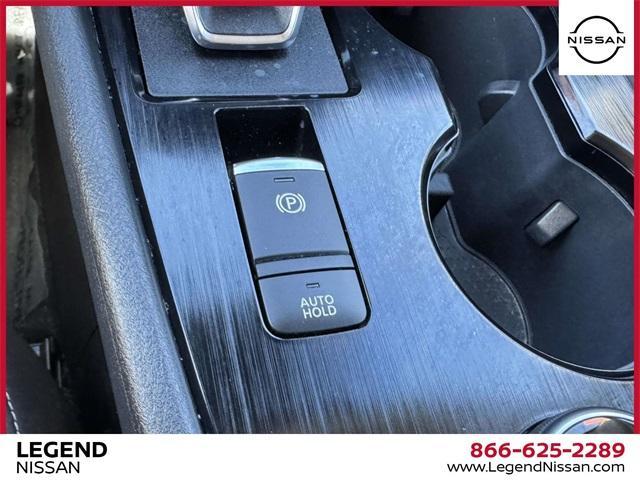 Photo of 2023 Glacier White Nissan Rogue