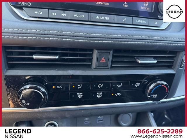 Photo of 2023 Glacier White Nissan Rogue