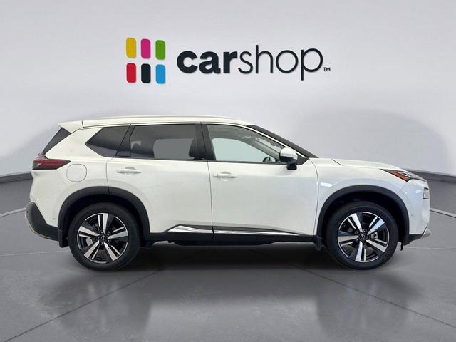 Photo of 2023 Pearl White Tricoat Nissan Rogue