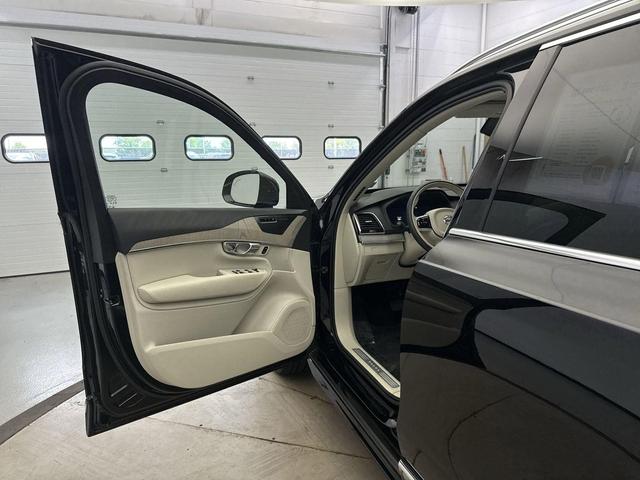 Photo of 2025 Onyx Black Metall Volvo XC90