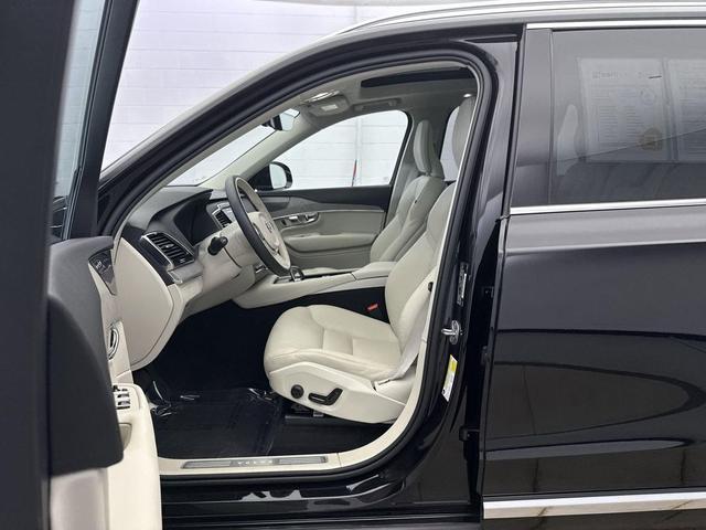 Photo of 2025 Onyx Black Metall Volvo XC90