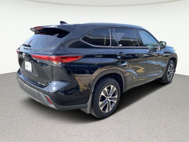 Photo of 2022 Midnight Black Metallic Toyota Highlander