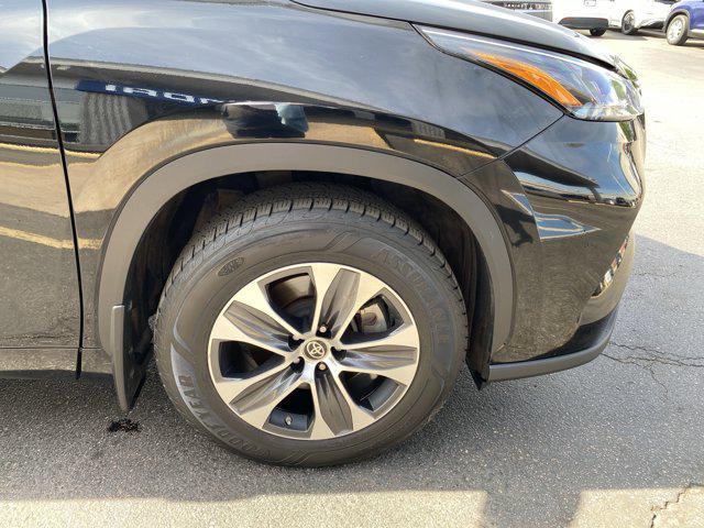 Photo of 2022 Midnight Black Metallic Toyota Highlander