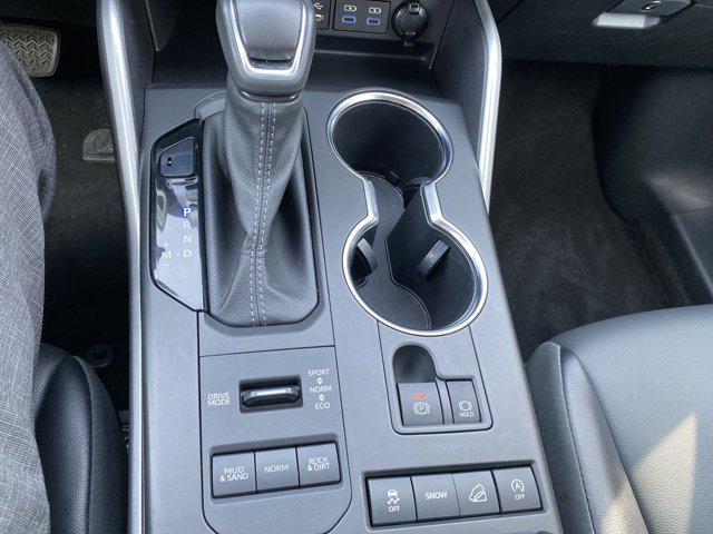 Photo of 2022 Midnight Black Metallic Toyota Highlander