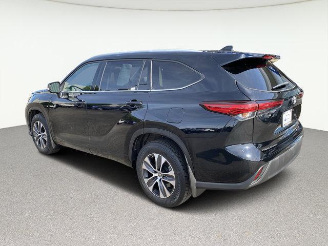 Photo of 2022 Midnight Black Metallic Toyota Highlander