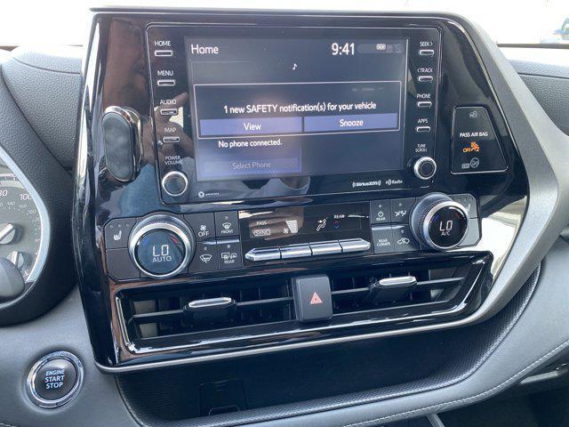 Photo of 2022 Midnight Black Metallic Toyota Highlander
