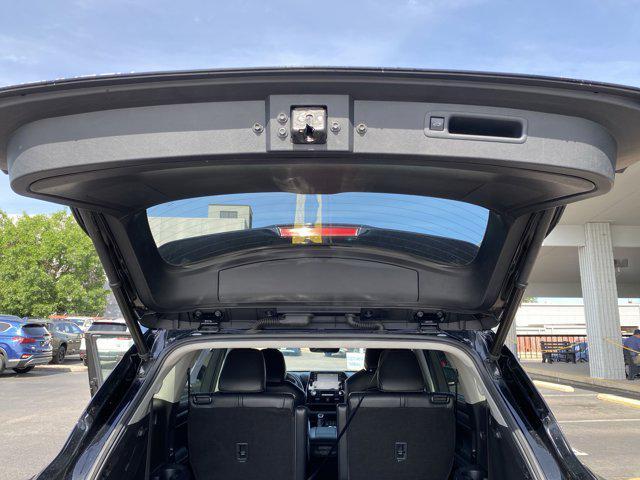 Photo of 2022 Midnight Black Metallic Toyota Highlander