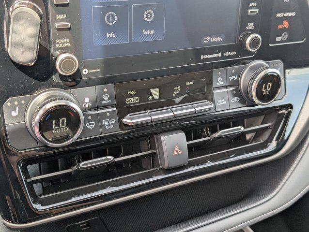 Photo of 2022 Midnight Black Metallic Toyota Highlander