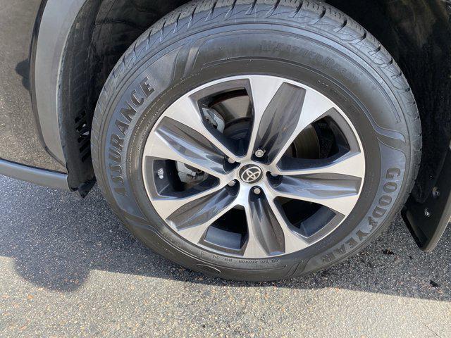 Photo of 2022 Midnight Black Metallic Toyota Highlander