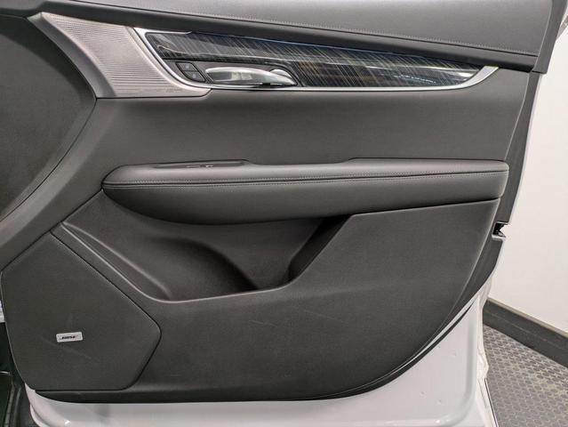 Photo of 2022 Crystal White Tricoat Cadillac XT6