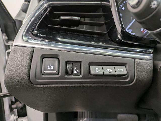 Photo of 2022 Crystal White Tricoat Cadillac XT6