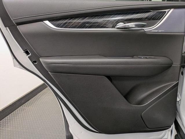 Photo of 2022 Crystal White Tricoat Cadillac XT6