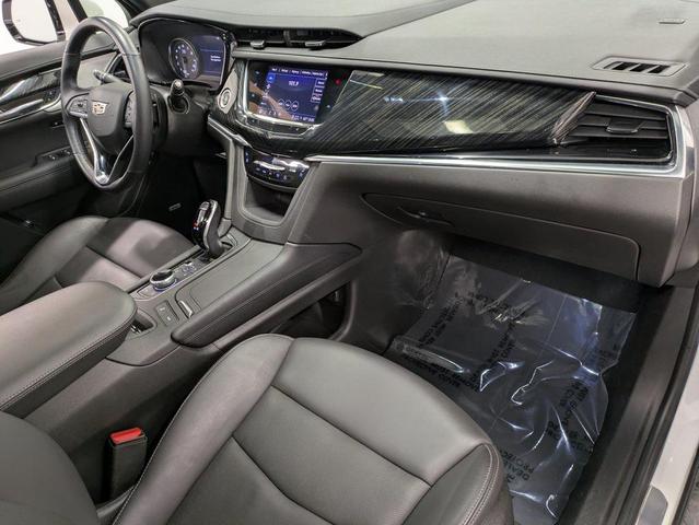 Photo of 2022 Crystal White Tricoat Cadillac XT6