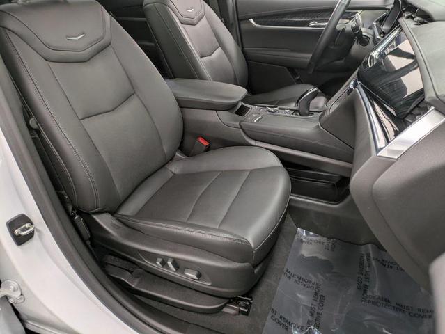 Photo of 2022 Crystal White Tricoat Cadillac XT6