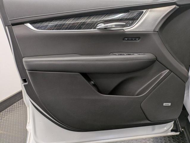 Photo of 2022 Crystal White Tricoat Cadillac XT6