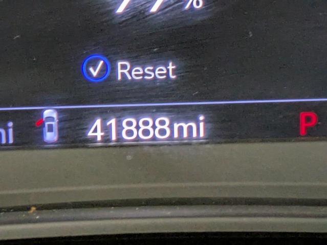 Photo of 2022 Crystal White Tricoat Cadillac XT6