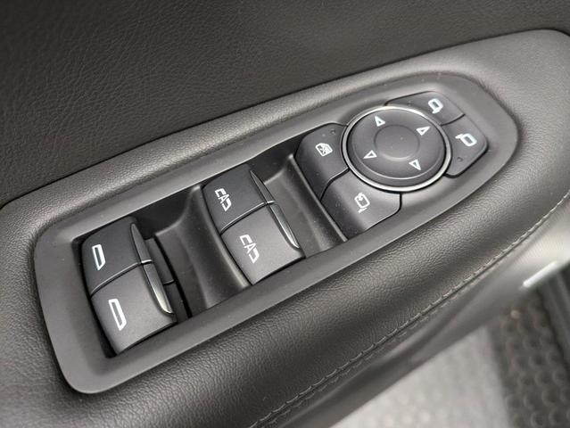 Photo of 2022 Crystal White Tricoat Cadillac XT6