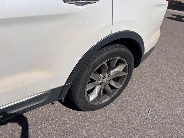 Photo of 2013 WHITE PLATINUM MET TRI-COAT Ford Explorer