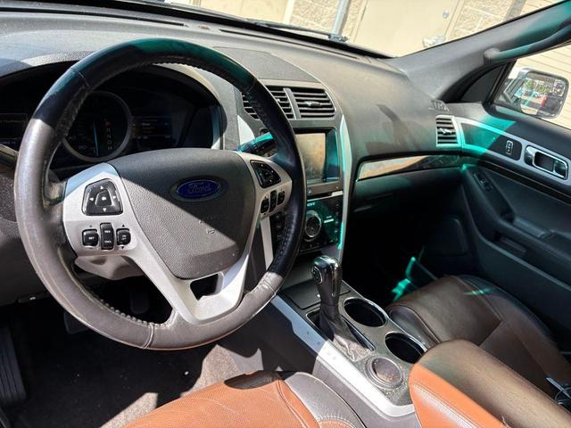 Photo of 2013 WHITE PLATINUM MET TRI-COAT Ford Explorer
