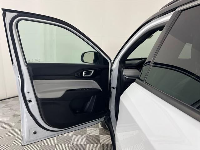 Photo of 2024 Bright White Clearcoat Jeep Compass