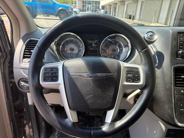 Photo of 2015 Granite Crystal Metallic Clearcoat Chrysler Town & Country
